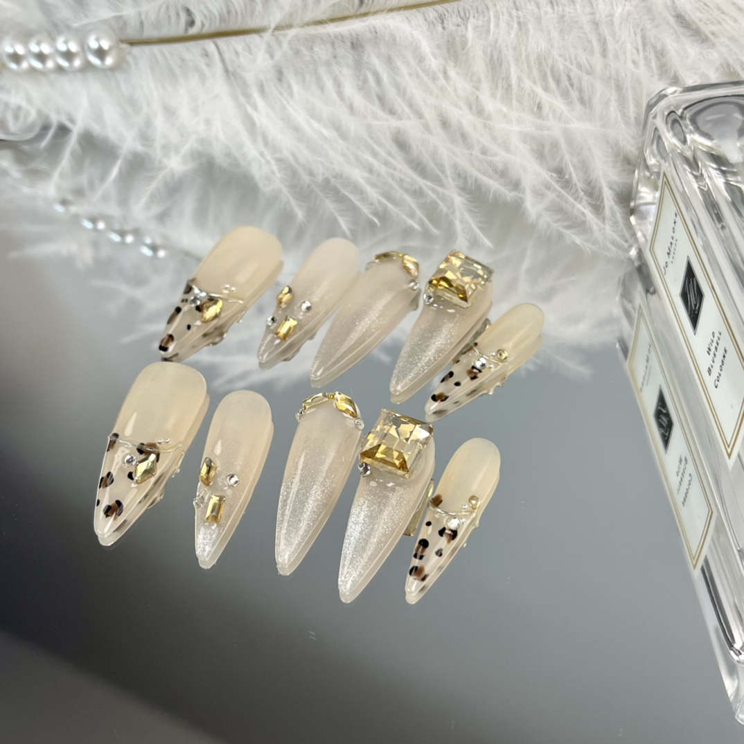 3cm Press On Nails with Rose Gold Accents for a Trendy Look number 459