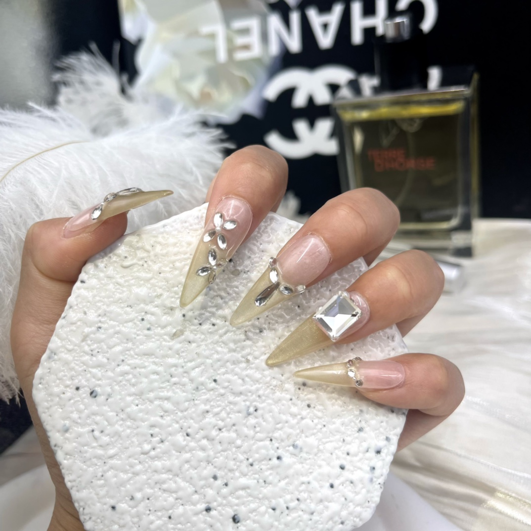 3cm Long Lasting artificial nails with Waterproof and Non Toxic Materials number 447