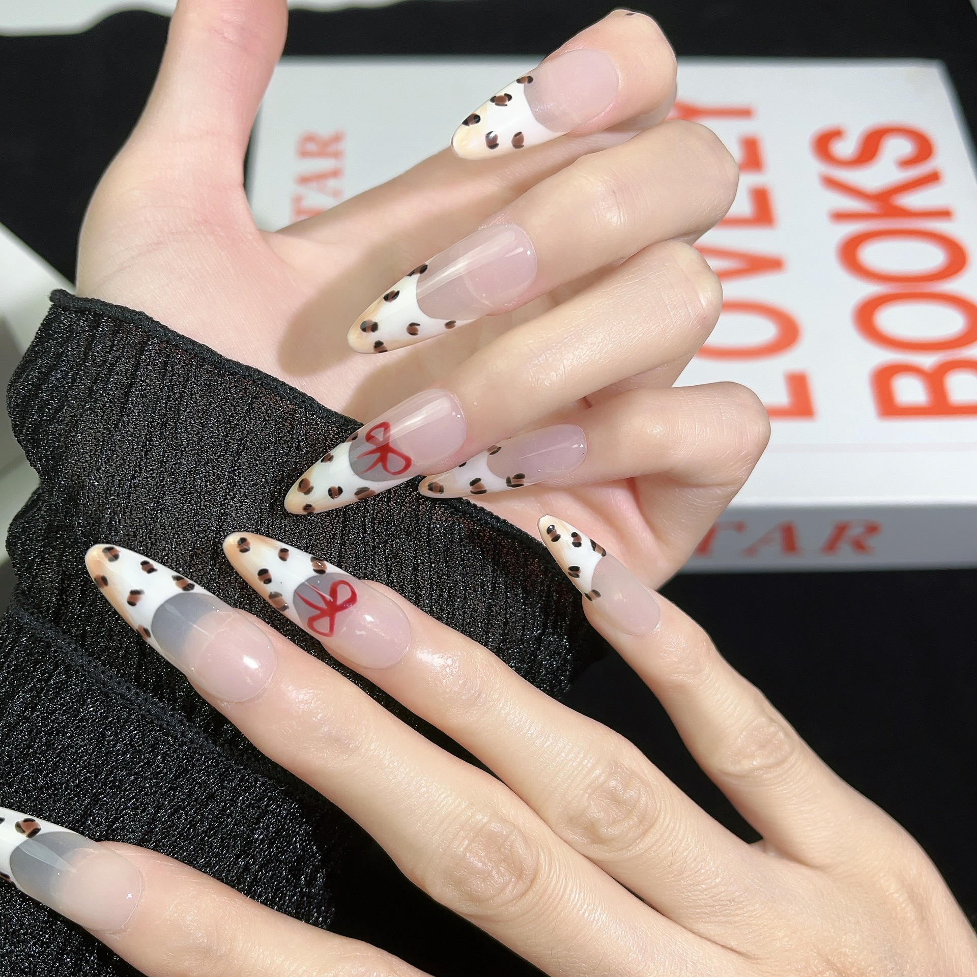 3cm Lightweight Fake artificial nails with Glossy and Matte Finish Options number 373
